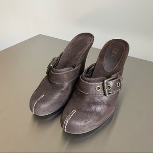 The perfect brown clog heel for your closet!